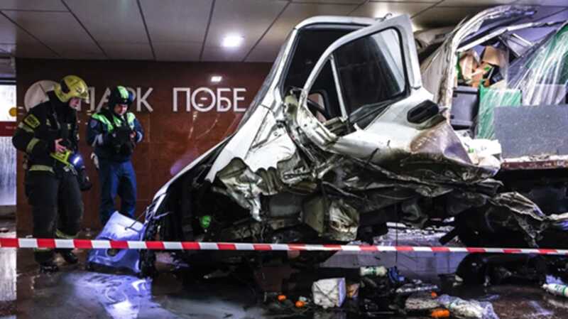 В Москве автомобиль «Газель» заехал в переход под землёй на станции метро «Парк Победы»