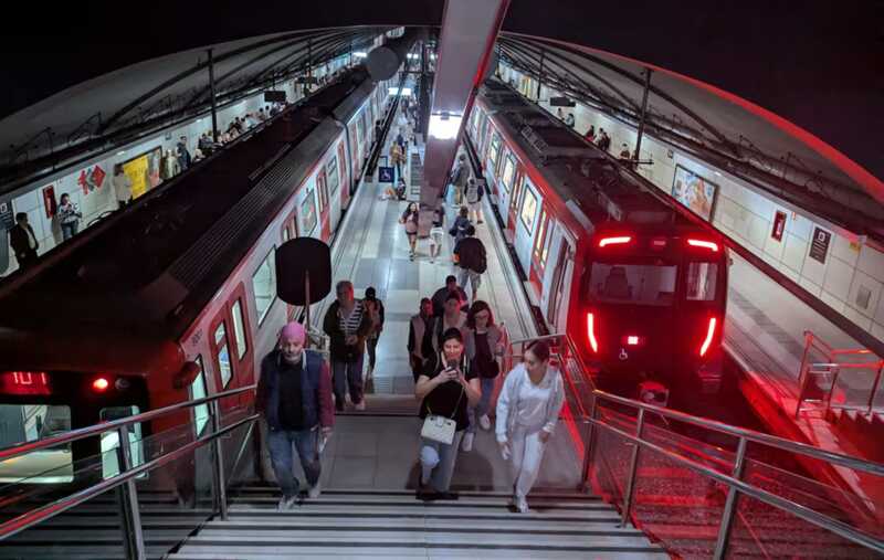 В Барселоне множество людей оказались заблокированными в вагонах метро и поездов из-за технической неисправности