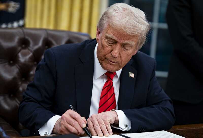 Компания Apple потеряла 900 миллионов долларов из-за тарифной политики Трампа