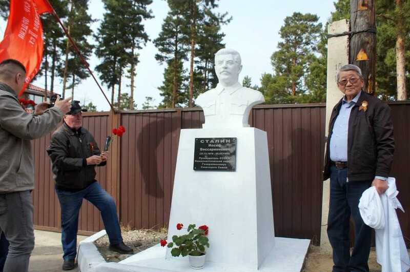 В Улан-Удэ коммунисты с торжеством представили бюст Сталина